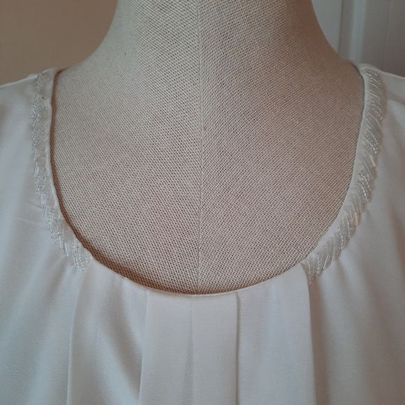 Versatile off-white sleeveless bubble top - Picture 5 of 8